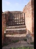 04390 ostia - regio i - insula xiv - caseggiato (i,xiv,9) - treppe - 09-2023.jpg